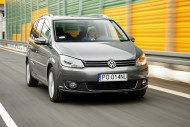 10. Największy wzrost popularności wśród amatorów cudzej własności odnotował Volkswagen Touran. W 2011 roku zamykał pierwszą piętnastkę, a teraz wskoczył do top 10. W 2012 roku skradziono 269 sztuk tego auta (w 2011 roku skradziono 206 egzemplarzy). Volkswagen Touran Fot. Moto.wieszjak.pl 10. Największy wzrost popularności wśród amatorów cudzej własności odnotował Volkswagen Touran. W 2011 roku zamykał pierwszą piętnastkę, a teraz wskoczył do top 10. W 2012 roku skradziono 269 sztuk tego auta (w 2011 roku skradziono 206 egzemplarzy). Volkswagen Touran Fot. Moto.wieszjak.pl