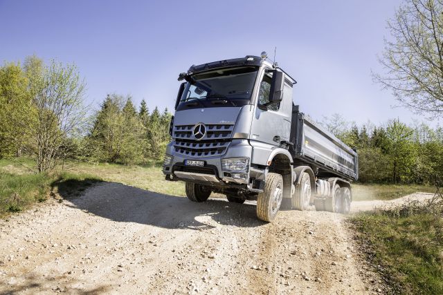 Mercedes-Benz Actros 4145 8x4 z turbosprzęgłem z retarderem. Fot. Mercedes-Benz