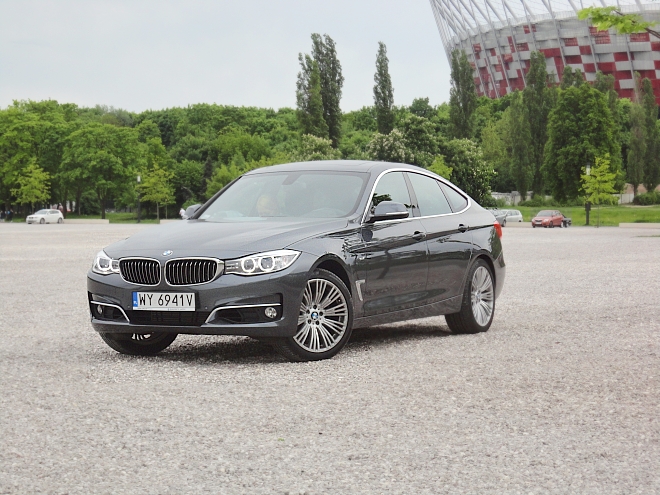 W przeciwieństwie do BMW serii 5 GT, które zostało stworzone na bazie większej i bardziej prestiżowej serii 7, “Trójka” GT powstała na bazie serii 3.