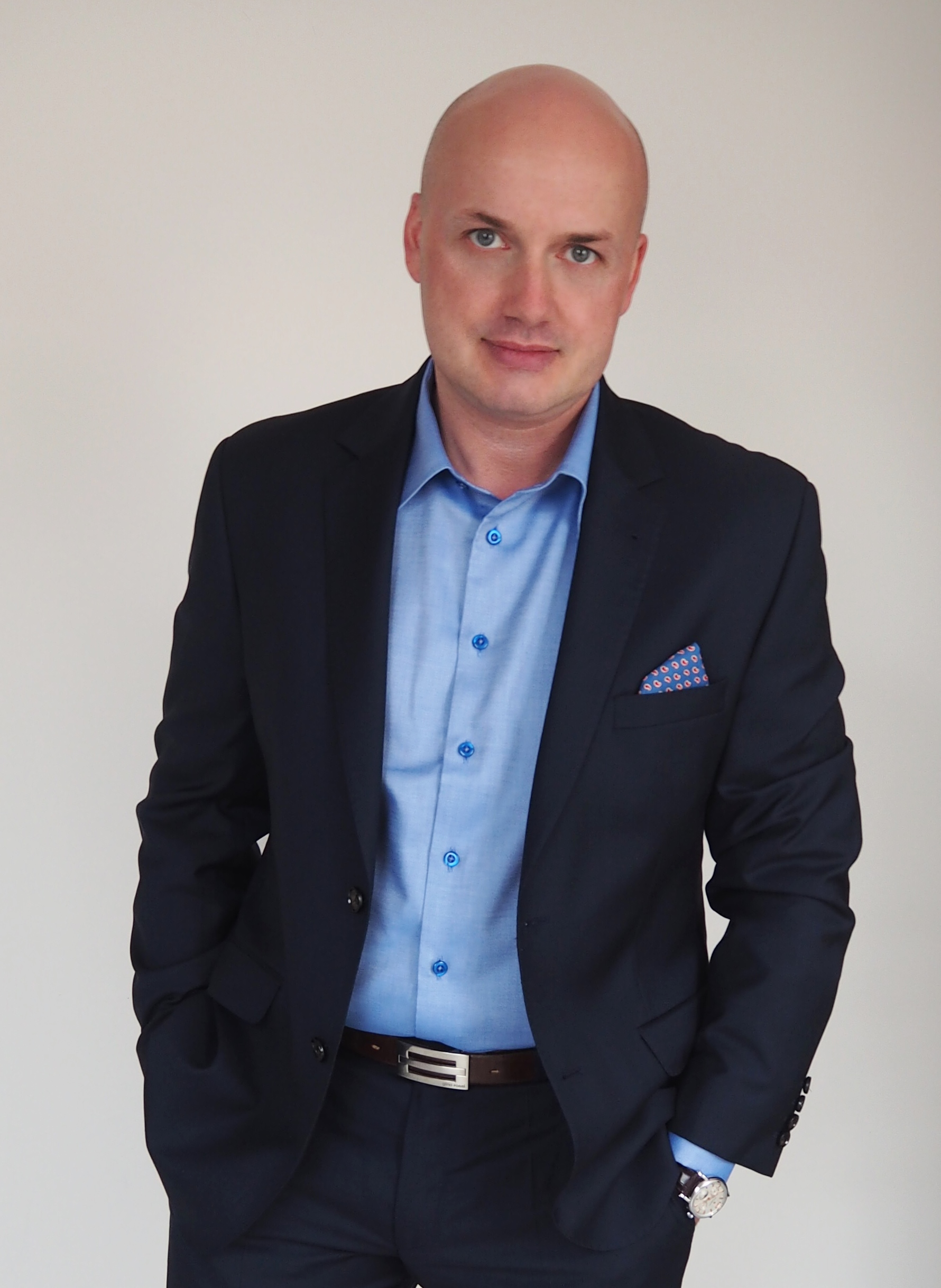 Tomasz Dauerman, założyciel i właściciel Kancelarii Prawa Sportowego i Gospodarczego „Dauerman”, radca prawny, lobbista, miłośnik i znawca sportu, wykładowca, menedżer ponad stu znanych sportowców, członek Business Centre Club.